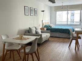 Hermoso apartamento a 150 metros de la rambla, aluguel de temporada em Montevidéu