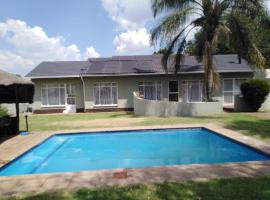 Immaculate 3-Bed House in Alberton Johannesburg, hotell i Alberton
