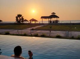 Espectacular casa frente al mar 1era fila con piscina privada, hotel din Asia