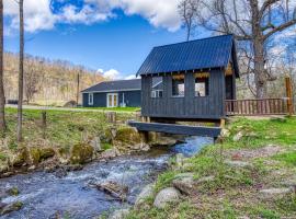 Kerri's Cottage-Pickleball Court, Creek, WIFI, Mountain Views, No Cleaning Fee, хотел в Cosby