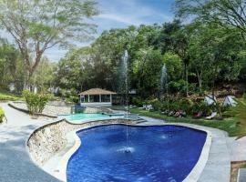 Guayaha, hotel with pools in Lanqu&iacute;n
