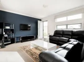 Comfortable Home 10 Minutes from Town - Wifi and Garage