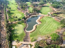 SaffronStays Niranta- 4-BDR villa on golf course near Bangalore, hotel v destinaci Bengalúr