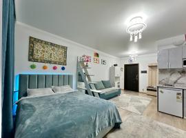 Raduga West 'Azure' Apartment, מלון עם ג׳קוזי בKoshkolʼ