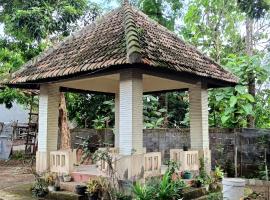@House of Belva Pleret Balong Waterpark, hotel with parking in Gondowulung