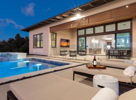 MAUNA KEA BEACH ESCAPE Luxurious home in private community with Heated Private Pool and Spa Detached Ohana Suite, nastanitev v mestu Waimea