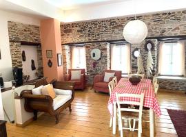 Traditional wood and stone Villa, hotel u gradu Ermupoli