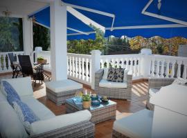 Preciosa villa en Sitges, piscina y sol en familia, hotel di Sitges