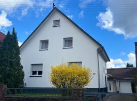 Ferienwohnung Löwenburg、Lembergの駐車場付きホテル