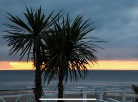 Zeezicht, volledig gerenoveerd luxe appartement