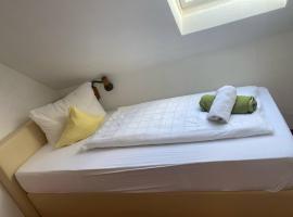 Room in Guest room - Single room with shared bathroom and kitchen in Forbach, hostal o pensión en Forbach