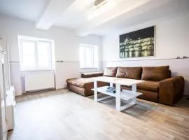 Spacious Apartment 20 Min from National Theatre