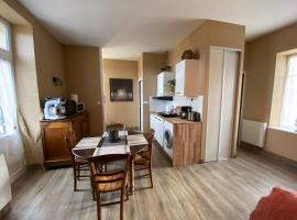 Studio Logis les Roses, rental liburan di Bourbon lʼArchambault