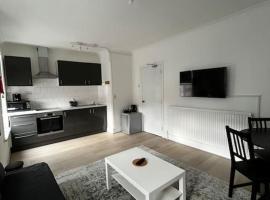 Cosy one-bedroom furnished flat!, family hotel in Seven Kings