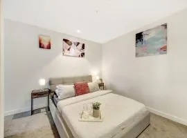 A Chic 2BR Apt Near Southern Cross City Views