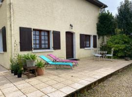 LES PETITS OISEAUX BLEUS - Gite, hôtel avec parking à Saint-Séverin