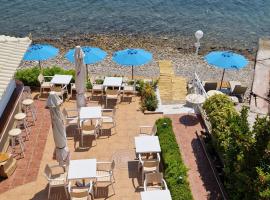 Porto Xronia, hotel with parking in Khronia