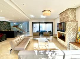 Luxury villa with private pool, hotell i Casablanca
