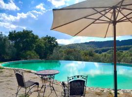 Charmantes Ferienhaus in Ciciano mit Grill, Garten und gemeinsamem Pool und Panoramablick, hotel in Ciciano