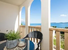 Modern eingerichtete Ferienwohnung mit Panoramablick auf das Meer - b56727