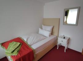Room in Guest room - Comfortable single room with shared bathroom and kitchen, hostal o pensión en Forbach