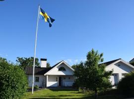 Ferienhaus in Håbo mit Privatem Pool, villa in Skokloster