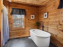 Updated family friendly Cabin, hot tub, near Gatlinburg, Pigeon Forge, Dollywood, hotel u gradu 'Sevierville'