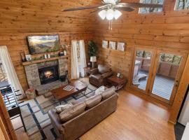 Updated family friendly Cabin, hot tub, near Gatlinburg, Pigeon Forge, Dollywood, hotel en Sevierville