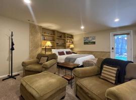 Couples Retreat with Hot Tub, Sauna and Steam Room, hotelli kohteessa Fort Collins