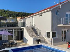 wundeschönes Ferienhaus mit eigenem Pool und Meerblick, cabaña o casa de campo en Bilice