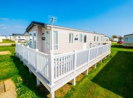 MP639 - Camber Sands Holiday Park - 3 Bedroom - Sleeps 8 - Large gated decking - Close to facilities, hotel in Camber