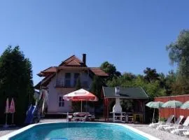 Ferienwohnung für 2 Personen mit Poolblick, WLAN, direkt am See