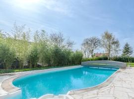 Blue Villa near Disneyland Paris, Hotel in Chalifert