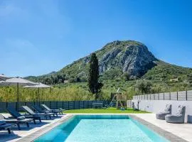 Del Sur Luxury Villa, Heated Pool & Utter Privacy, By ThinkVilla