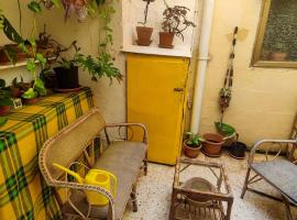 Cute Townhouse in Maltese Village Close To St Peters Pool, hotel in Żejtun