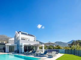 Del Sur Luxury Villa, Absolute Privacy & Comfort, By ThinkVilla, hotel en Lefkogeia