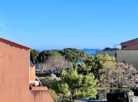 Studio en bord de mer, hotel in La Londe-les-Maures