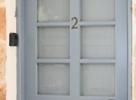 Patmos Cute Seafront Studios Escape for 3, hotel em Patmos