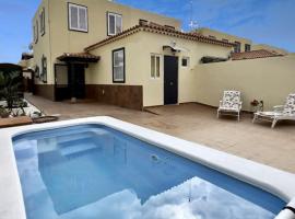 Lovely Villa Magnolia with pool, BBQ and WiFi in Tenerife South, hotel bajet di Las Rosas
