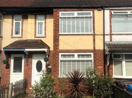 Two bedroom terrace house with parking, hotel u gradu 'Hull'