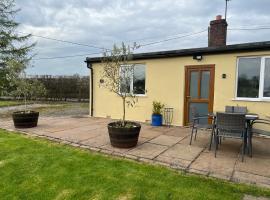 Yew Tree Bungalow, Onneley, Cheshire: Crewe şehrinde bir otoparklı otel