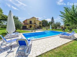 Apartment Susnjici 2 with Pool, Children Playground and Terrace, hotel in Baderna