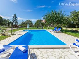 Apartment Susnjici 3 with Pool, Children Playground and Terrace, hotel in Baderna