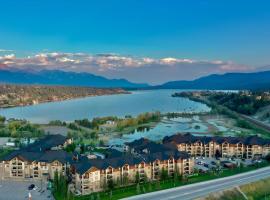 Mountain getaway condo - 5 min walk to the beach!, hotell med pool i Invermere