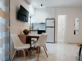 Cozy apartment 50m from the sea โรงแรมที่มีสปาในลูตรากี