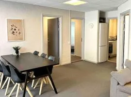 City 6-bedroom, private parking.