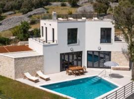 Luxury Holiday House Skrip with Private Pool, villa in Škrip