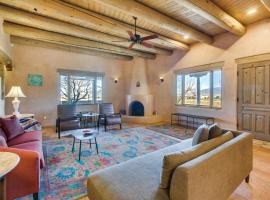 Taos Adobe Home with Mountain Views and Hot Tub!: Taos şehrinde bir villa