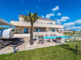 Lovely Villa in Debeljak with Heated Private Pool, casa vacanze a Debeljak
