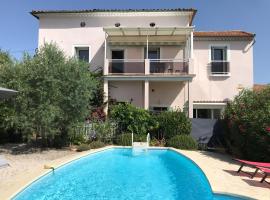 Deux chambres pour six personnes, piscine, jardin, hotel in Roujan